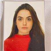 Soy Carlota, estudiante extrovertida y constante con nivel C1. Ofrezco clases de inglés dinámicas, motivadoras y adaptadas